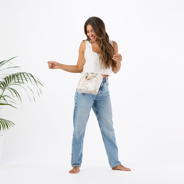 ALOHA COLLECTION CROSSBODY / BREEZY / LATTE