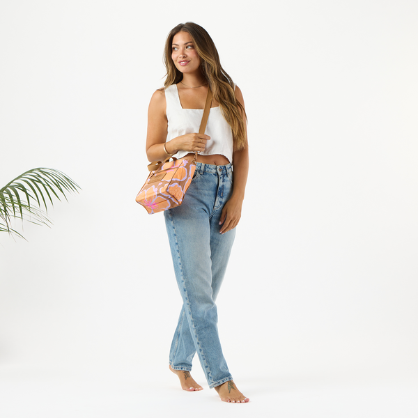 ALOHA COLLECTION CROSSBODY / PUA WAIKIKI / TOFFEE
