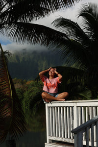 LEI CLUB CROP TEE PUA MELIA BAND - STRAWBERRY JELLY ON POG