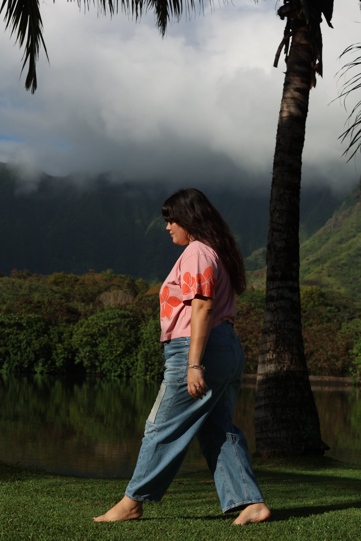 LEI CLUB CROP TEE PUA MELIA BAND - STRAWBERRY JELLY ON POG