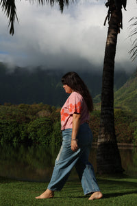 LEI CLUB CROP TEE PUA MELIA BAND - STRAWBERRY JELLY ON POG