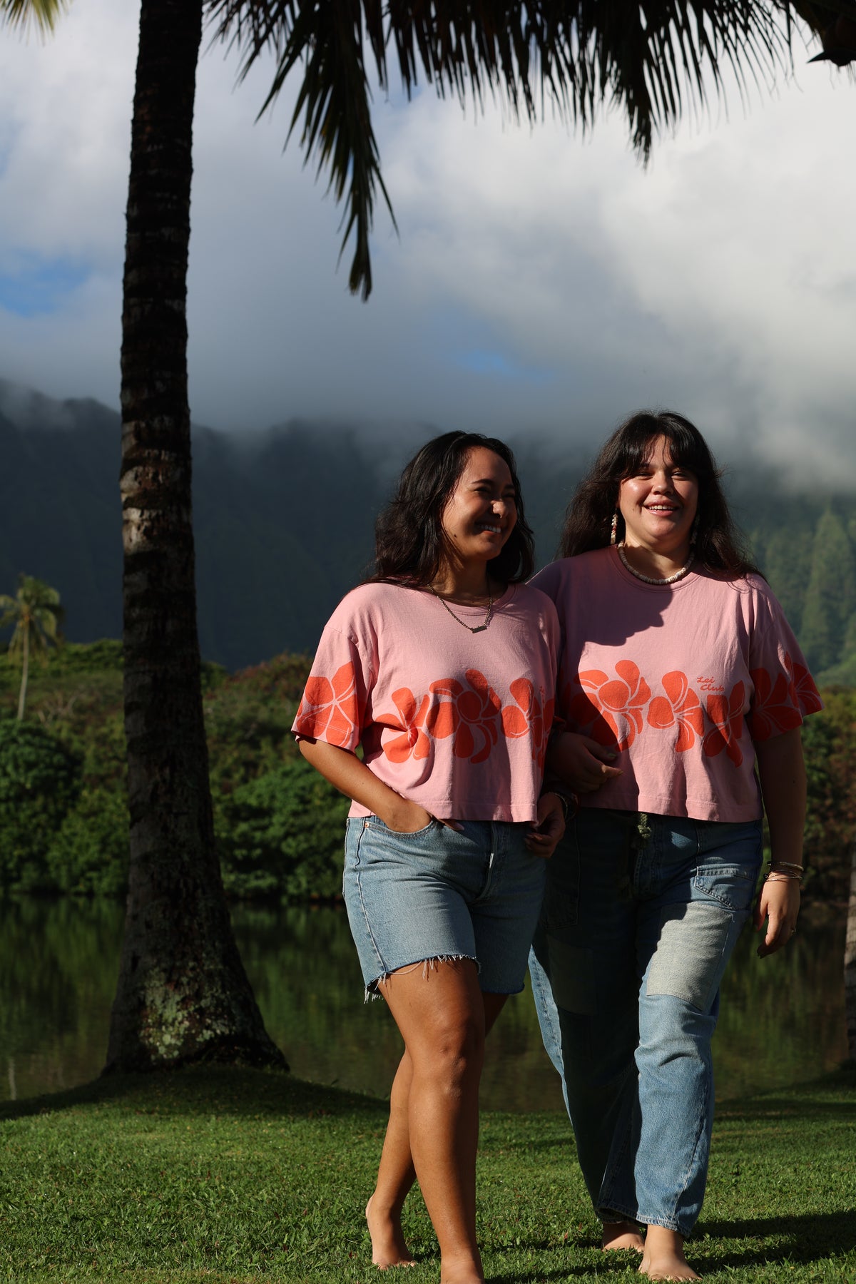 LEI CLUB CROP TEE PUA MELIA BAND - STRAWBERRY JELLY ON POG