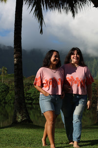 LEI CLUB CROP TEE PUA MELIA BAND - STRAWBERRY JELLY ON POG