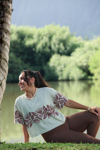 LEI CLUB CROP TEE PUA LEHUA BAND - RASPBERRY ON PISTACHIO