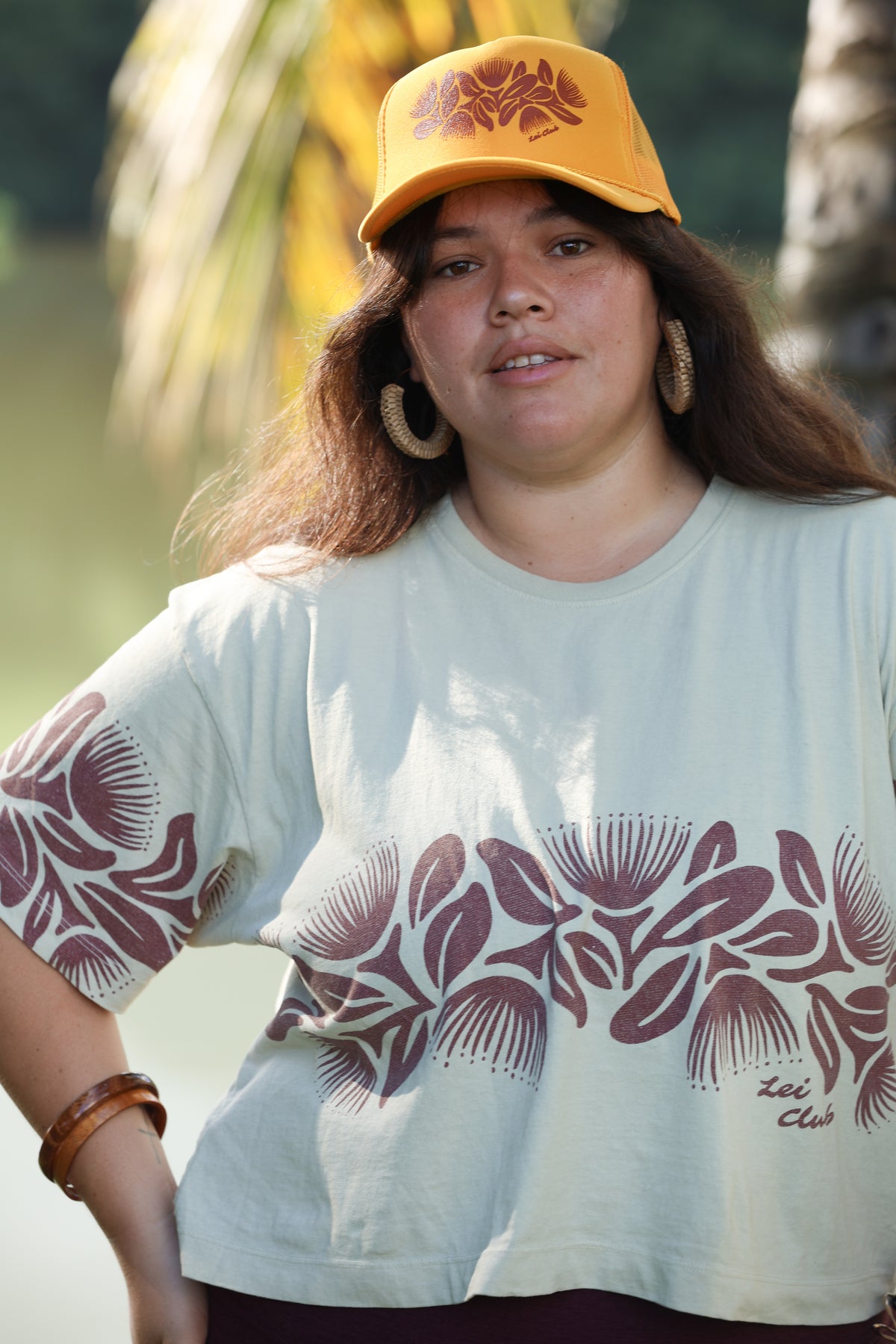 LEI CLUB CROP TEE PUA LEHUA BAND - RASPBERRY ON PISTACHIO