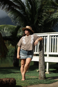 LEI CLUB CROP TEE PUA MAILE MOKIHANA LEI - HAUPIA ON CHARCOAL LATTE