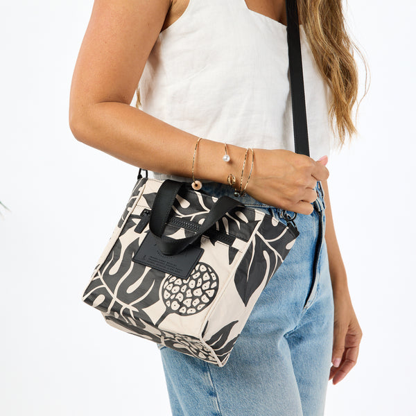 ALOHA COLLECTION CROSSBODY / HOLOMUA / BLACK/SANDSTONE