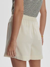 VARLEY MARIYA EASY PLEAT SHORT 4.5 - BIRCH
