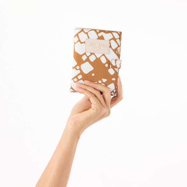 ALOHA COLLECTION PASSPORT HOLDER / TEXTILE CONE/ BROWN SUGAR