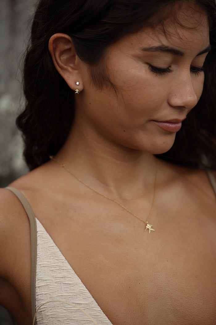 LOVE ME KNOT WEAVE FISH NECKLACE - GOLD PLATED