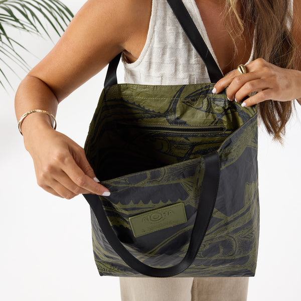 ALOHA COLLECTION REVERSIBLE TOTE / AHI / OLIVE BLACK