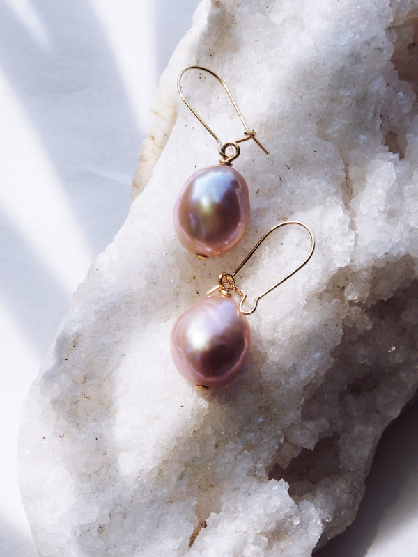 KE ALOHA JEWELRY PINK FRESHWATER PEARL GOLD DROP EARRINGS - AKALA