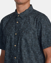 RVCA FRAME CHAMBRAY SHORT SLEEVE SHIRT - WAA