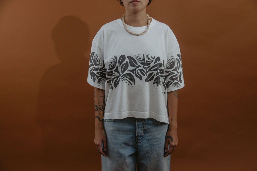 LEI CLUB CROP TEE PUA LEHUA BAND - LAVA ROCK ON WHITE