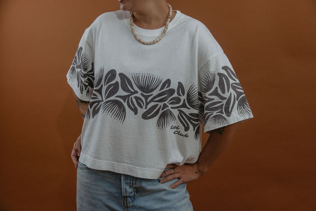 LEI CLUB CROP TEE PUA LEHUA BAND - LAVA ROCK ON WHITE