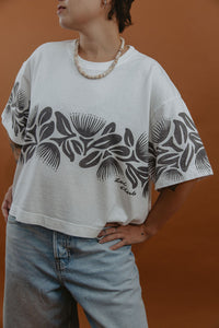 LEI CLUB CROP TEE PUA LEHUA BAND - LAVA ROCK ON WHITE