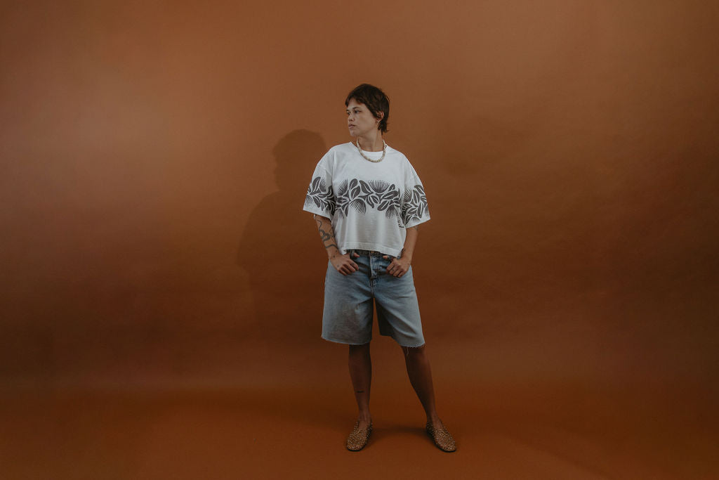 LEI CLUB CROP TEE PUA LEHUA BAND - LAVA ROCK ON WHITE