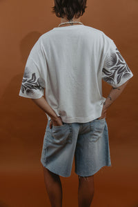 LEI CLUB CROP TEE PUA LEHUA BAND - LAVA ROCK ON WHITE