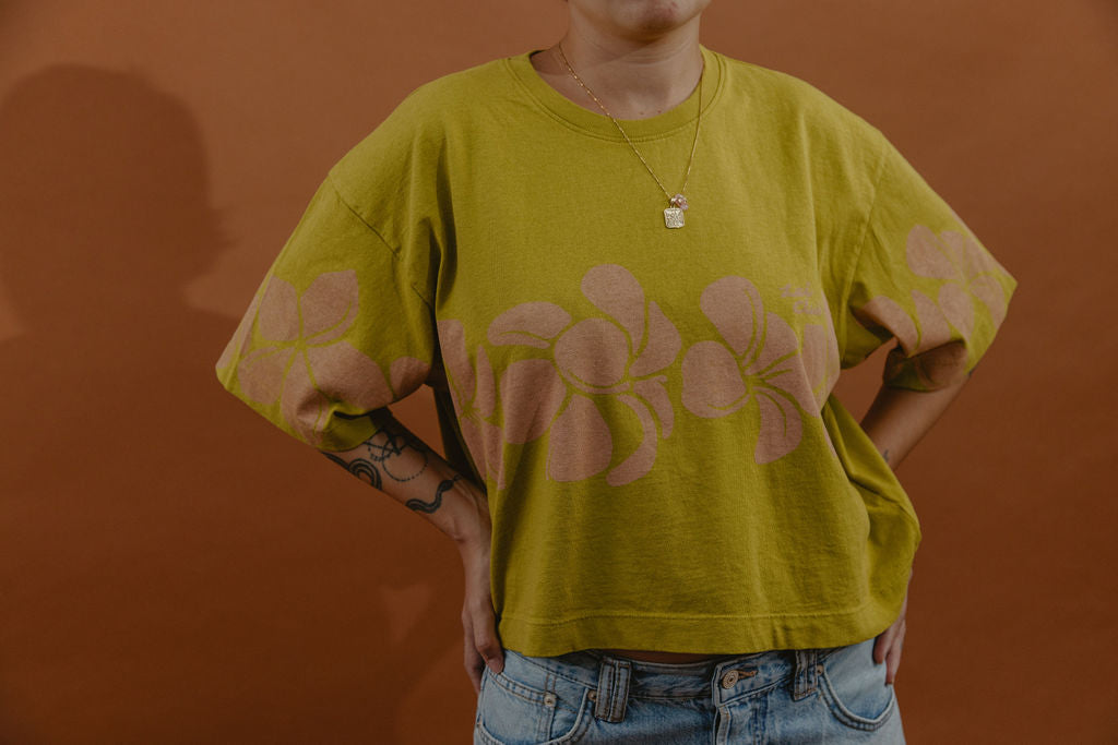 LEI CLUB CROP TEE PUA MELIA BAND - DUSTY PINK ON OLIVE