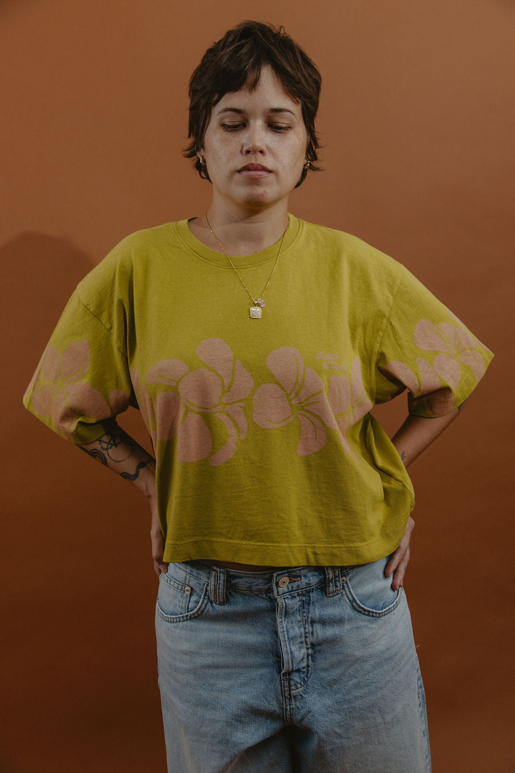 LEI CLUB CROP TEE PUA MELIA BAND - DUSTY PINK ON OLIVE