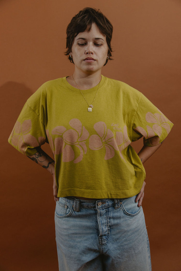 LEI CLUB CROP TEE PUA MELIA BAND - DUSTY PINK ON OLIVE