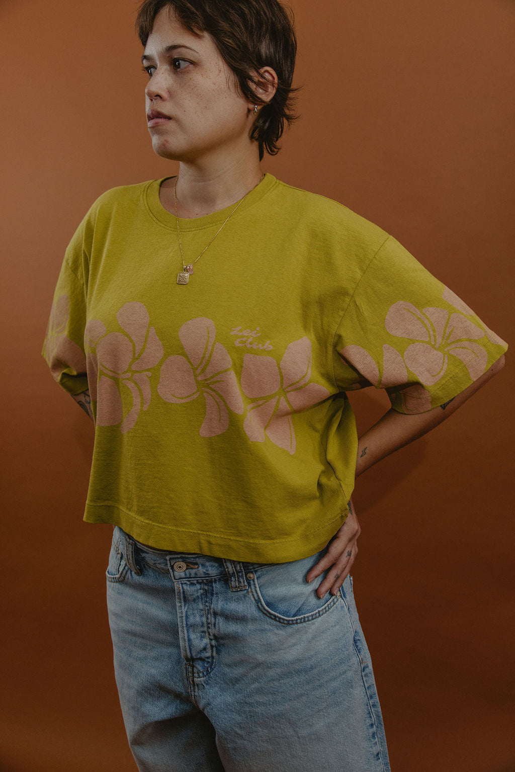 LEI CLUB CROP TEE PUA MELIA BAND - DUSTY PINK ON OLIVE