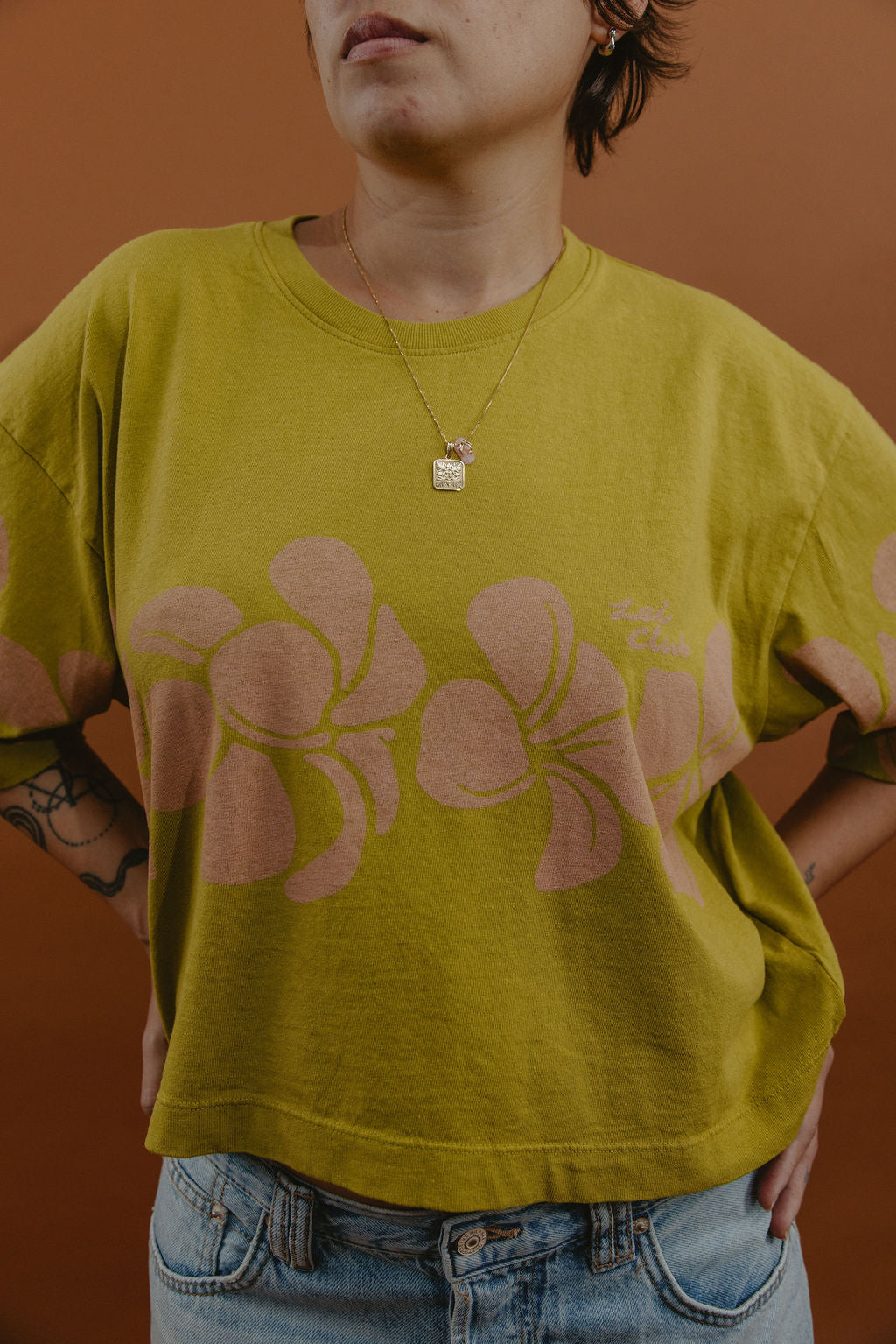 LEI CLUB CROP TEE PUA MELIA BAND - DUSTY PINK ON OLIVE