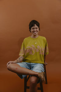 LEI CLUB CROP TEE PUA MELIA BAND - DUSTY PINK ON OLIVE