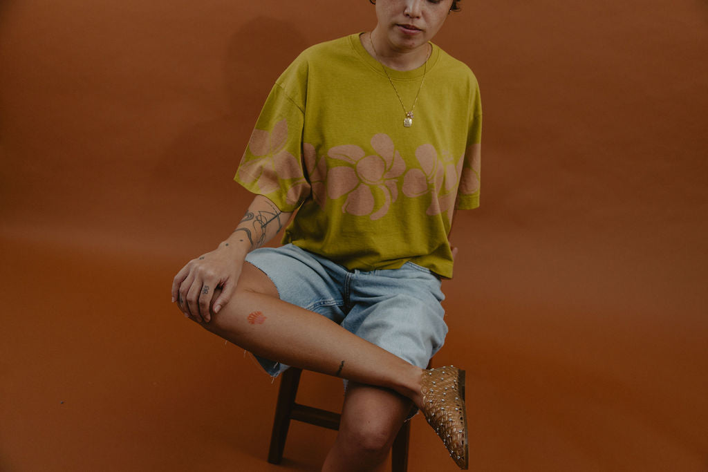 LEI CLUB CROP TEE PUA MELIA BAND - DUSTY PINK ON OLIVE