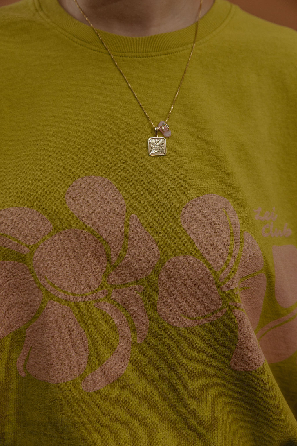 LEI CLUB CROP TEE PUA MELIA BAND - DUSTY PINK ON OLIVE