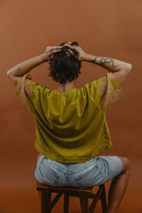 LEI CLUB CROP TEE PUA MELIA BAND - DUSTY PINK ON OLIVE