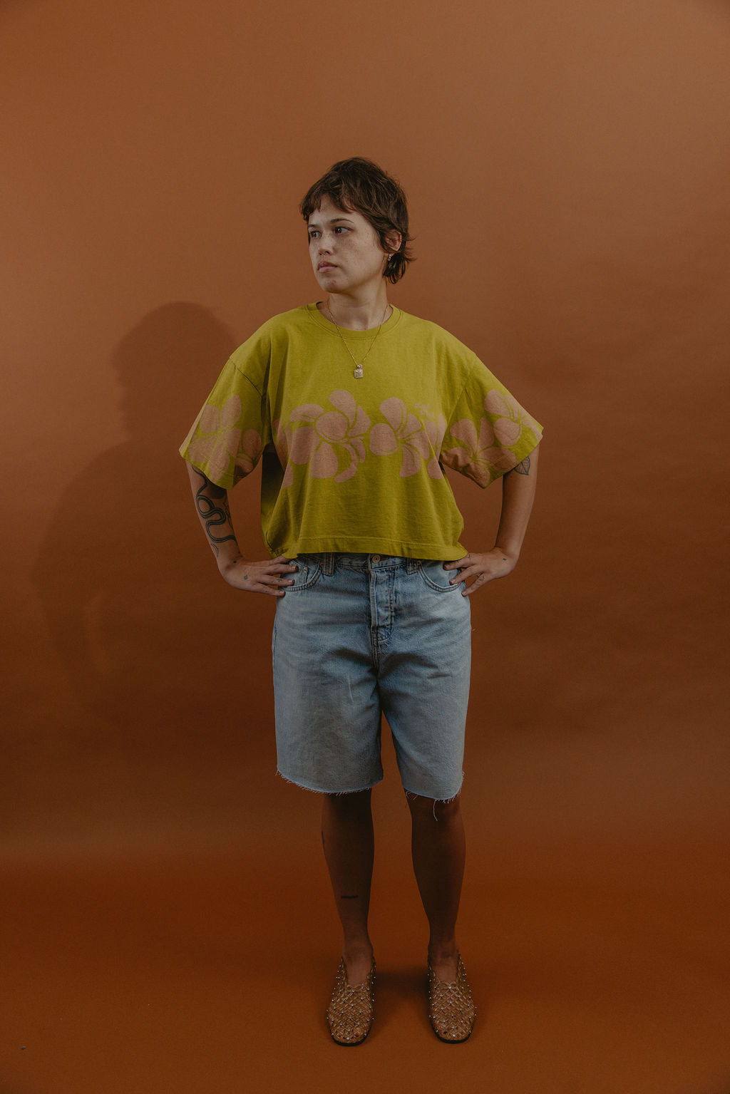 LEI CLUB CROP TEE PUA MELIA BAND - DUSTY PINK ON OLIVE