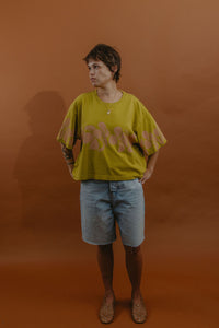 LEI CLUB CROP TEE PUA MELIA BAND - DUSTY PINK ON OLIVE