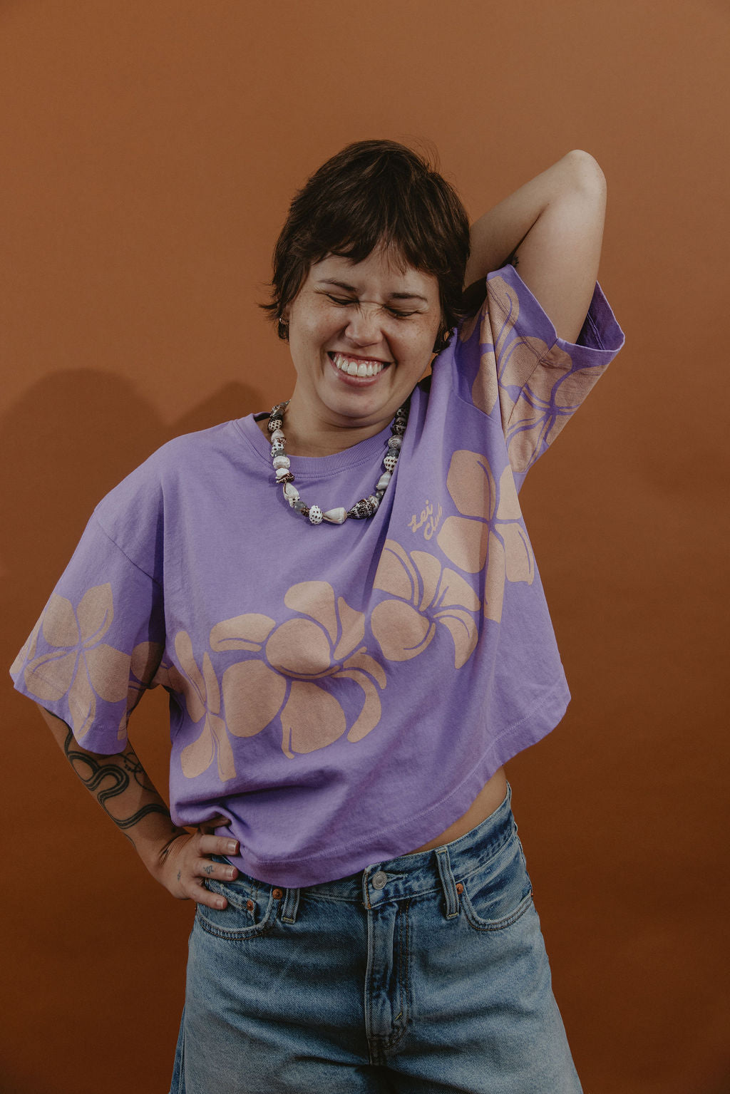 LEI CLUB CROP TEE PUA MELIA BAND - PEACH ON PURPLE