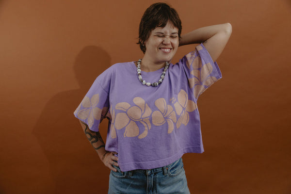 LEI CLUB CROP TEE PUA MELIA BAND - PEACH ON PURPLE