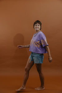 LEI CLUB CROP TEE PUA MELIA BAND - PEACH ON PURPLE