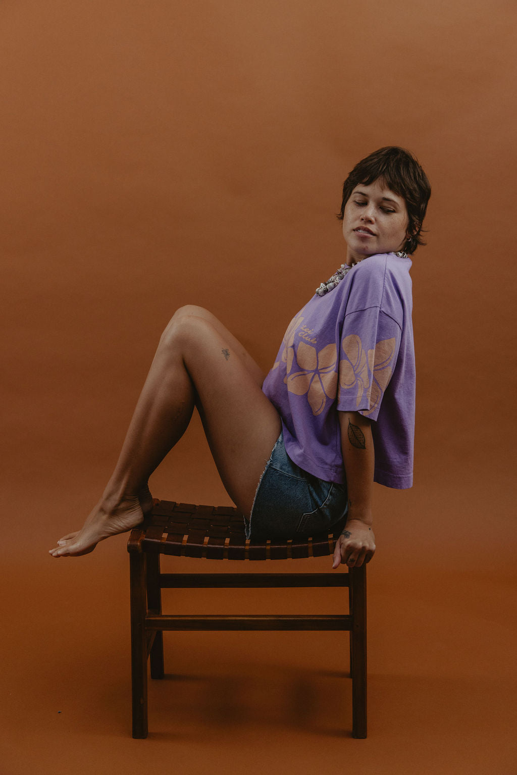 LEI CLUB CROP TEE PUA MELIA BAND - PEACH ON PURPLE
