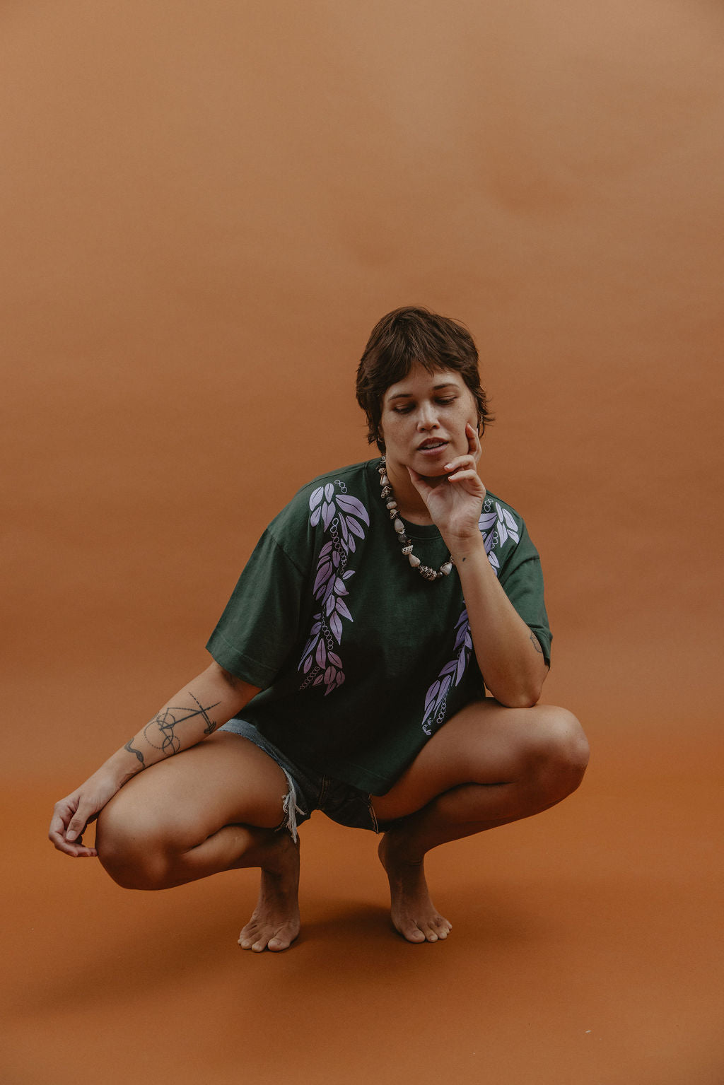 LEI CLUB CROP TEE PUA MAILE MOKIHANA LEI - LAVENDER ON FOREST GREEN