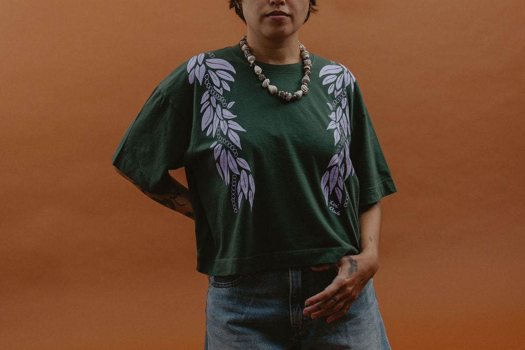 LEI CLUB CROP TEE PUA MAILE MOKIHANA LEI - LAVENDER ON FOREST GREEN