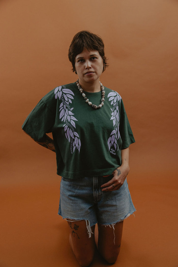 LEI CLUB CROP TEE PUA MAILE MOKIHANA LEI - LAVENDER ON FOREST GREEN