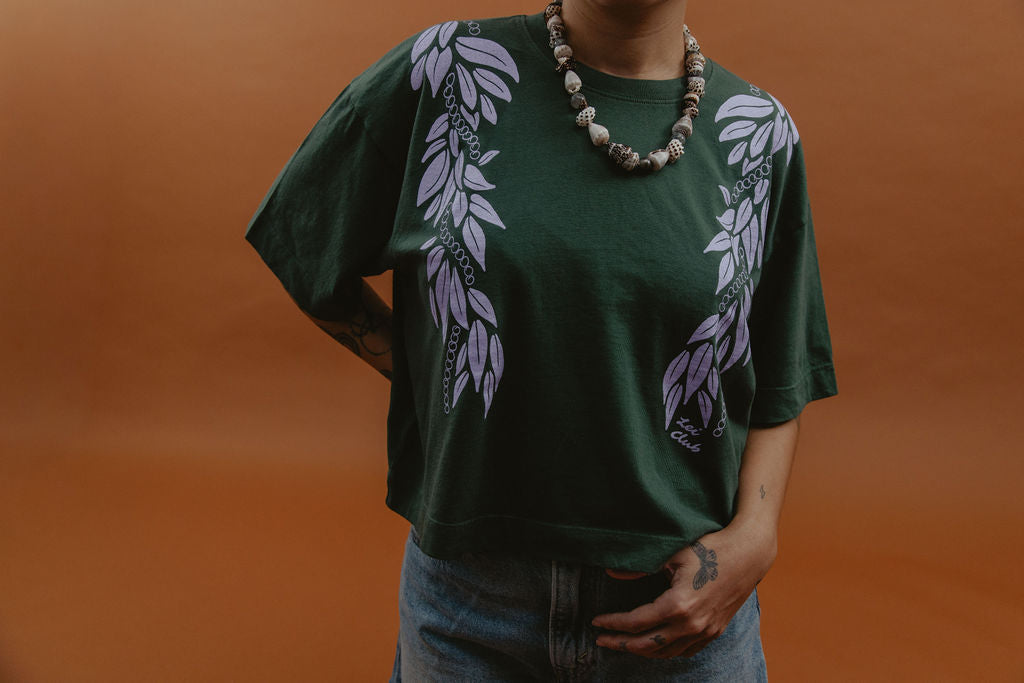 LEI CLUB CROP TEE PUA MAILE MOKIHANA LEI - LAVENDER ON FOREST GREEN