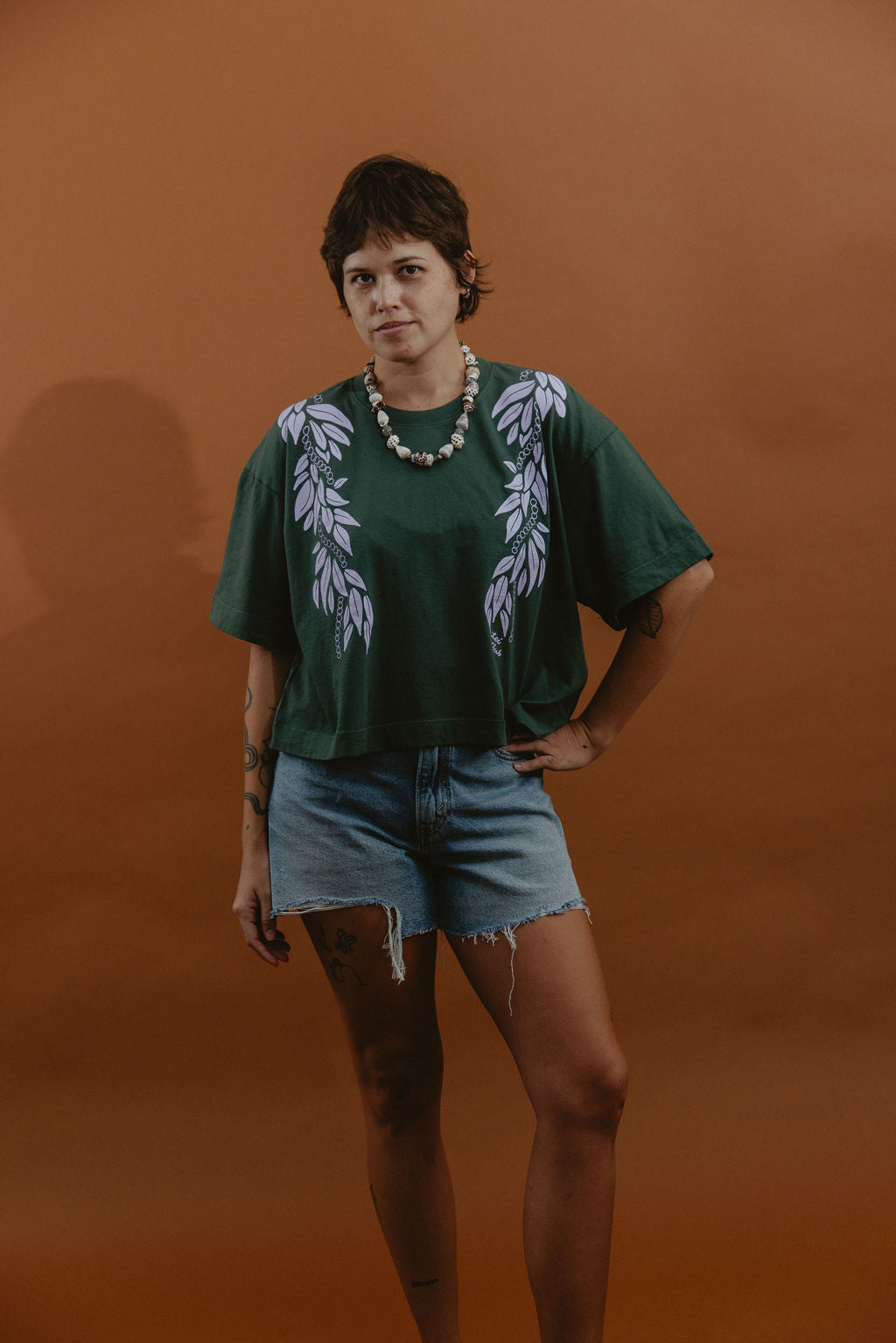 LEI CLUB CROP TEE PUA MAILE MOKIHANA LEI - LAVENDER ON FOREST GREEN