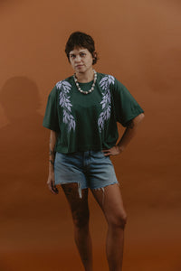 LEI CLUB CROP TEE PUA MAILE MOKIHANA LEI - LAVENDER ON FOREST GREEN