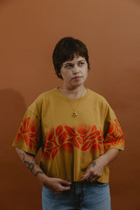 LEI CLUB CROP TEE PUA LEHUA BAND - RED ON CARAMEL