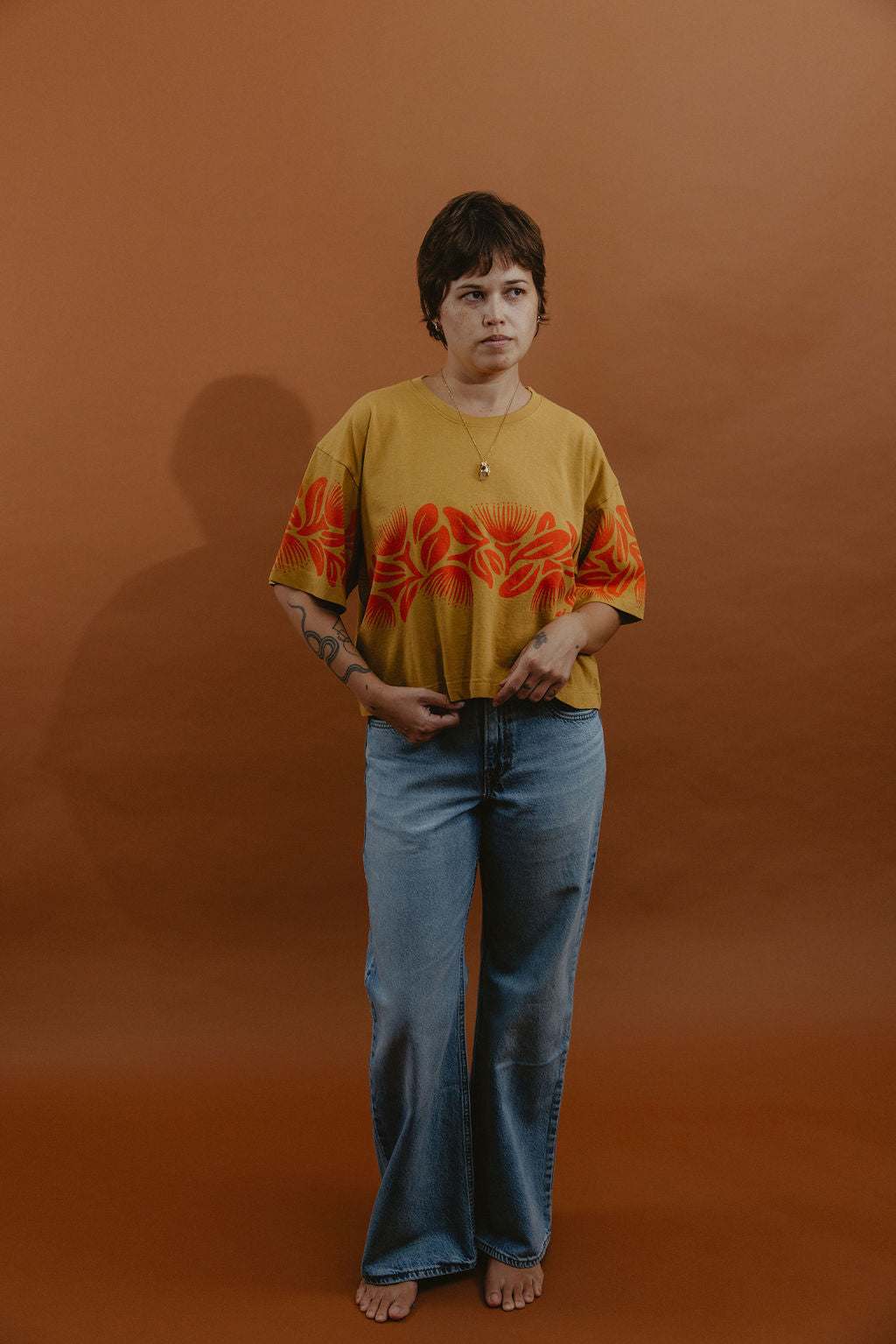 LEI CLUB CROP TEE PUA LEHUA BAND - RED ON CARAMEL