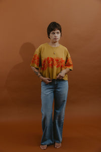 LEI CLUB CROP TEE PUA LEHUA BAND - RED ON CARAMEL