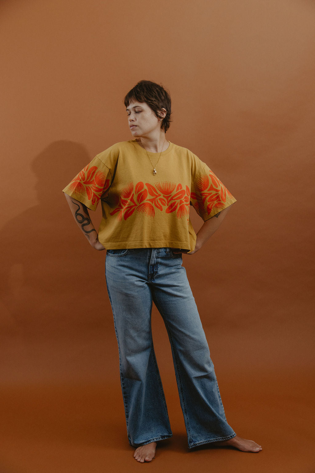 LEI CLUB CROP TEE PUA LEHUA BAND - RED ON CARAMEL