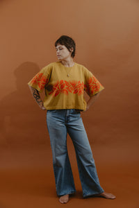 LEI CLUB CROP TEE PUA LEHUA BAND - RED ON CARAMEL