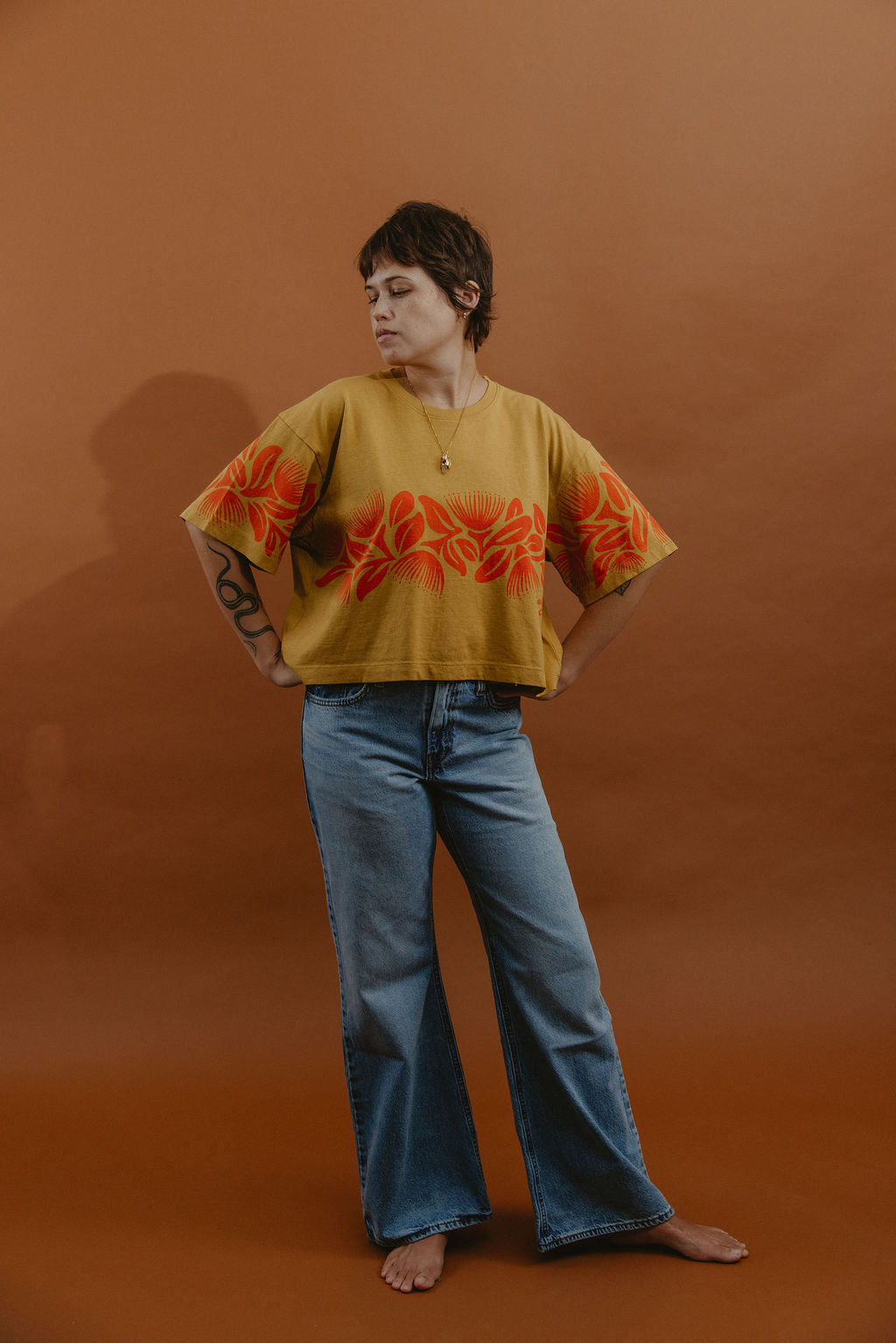 LEI CLUB CROP TEE PUA LEHUA BAND - RED ON CARAMEL