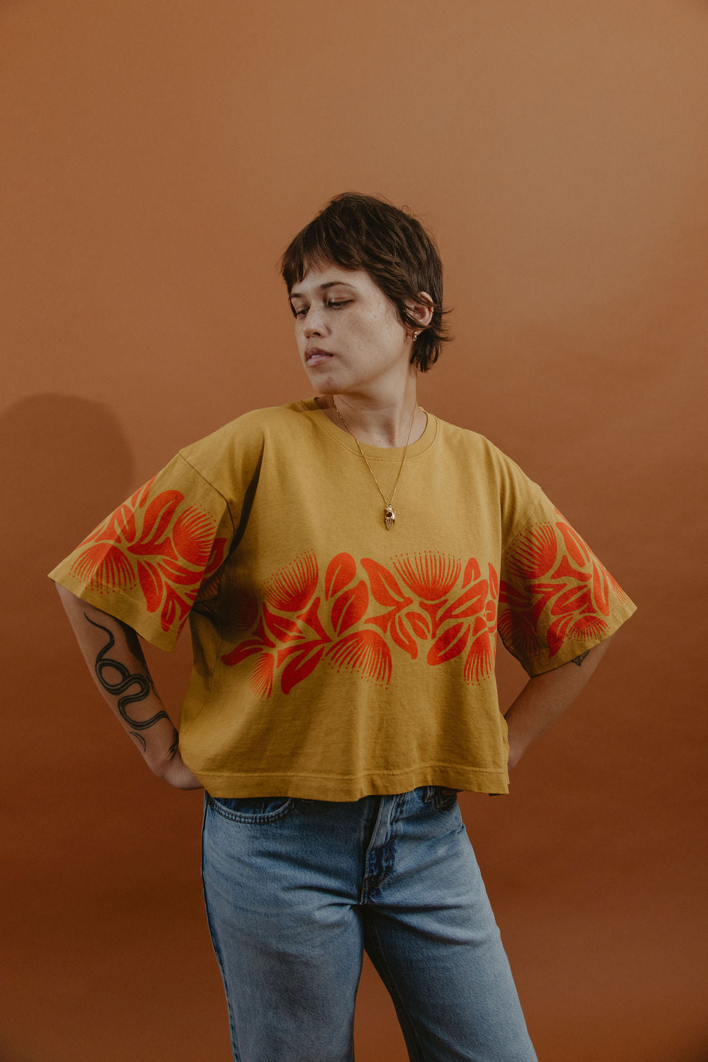 LEI CLUB CROP TEE PUA LEHUA BAND - RED ON CARAMEL